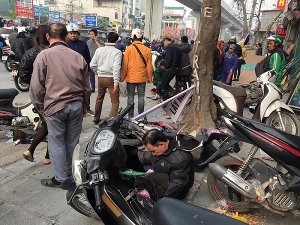 Tin tức - Xe Camry gây tai nạn liên hoàn trên phố Hà Nội chiều 28 Tết (Hình 3).