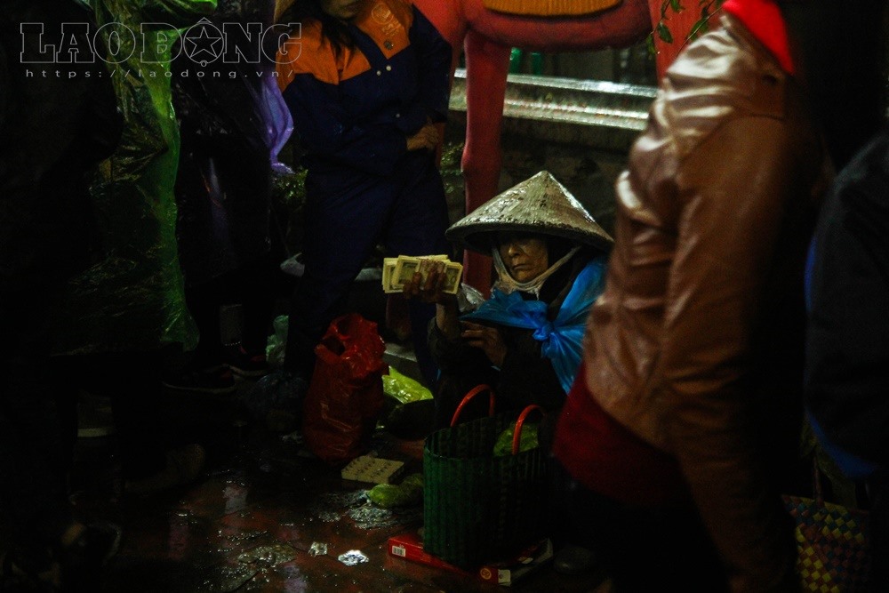 Tin tức - Những đứa trẻ 'ngủ yên' trên tay người ăn xin ở chợ Viềng (Hình 7).