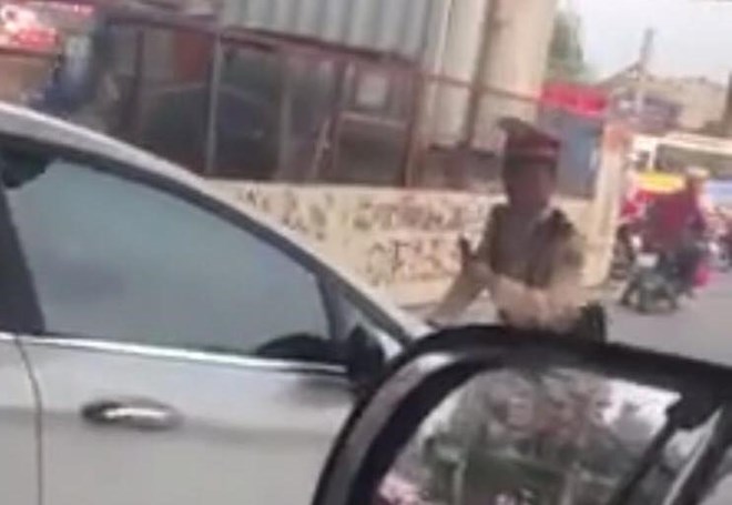 Tin tức - Hà Nội: Truy tìm nữ tài xế vượt đèn đỏ, đẩy lùi CSGT trên phố
