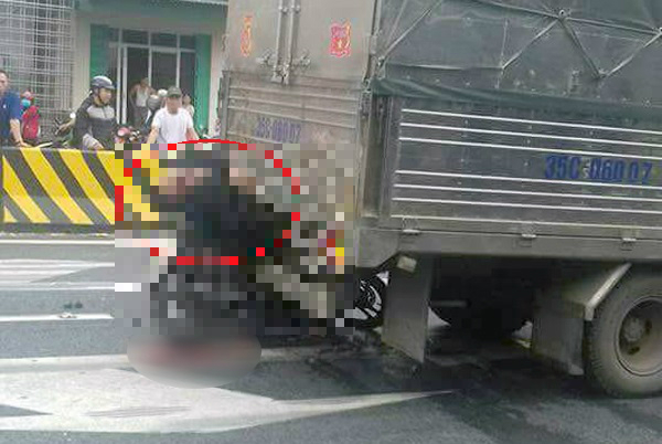 Tin tức - Đâm trúng xe tải đang dừng đèn đỏ, nam thanh niên tử vong tại chỗ
