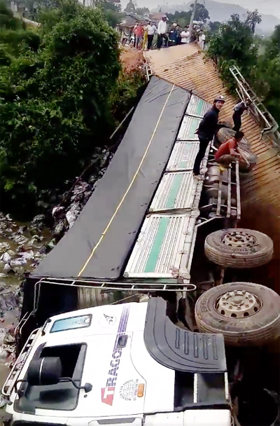 Tin tức - Video: Ô tô tải 18 tấn gây sập cầu ở Lâm Đồng