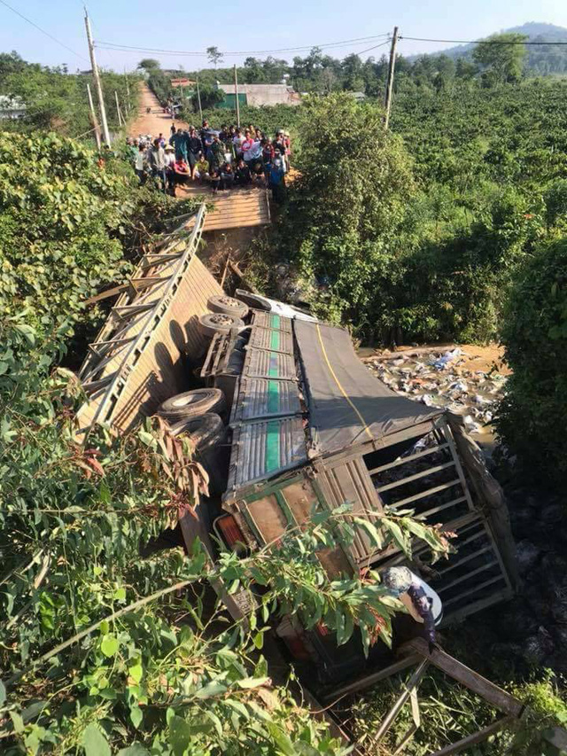 Tin tức - Video: Ô tô tải 18 tấn gây sập cầu ở Lâm Đồng (Hình 2).
