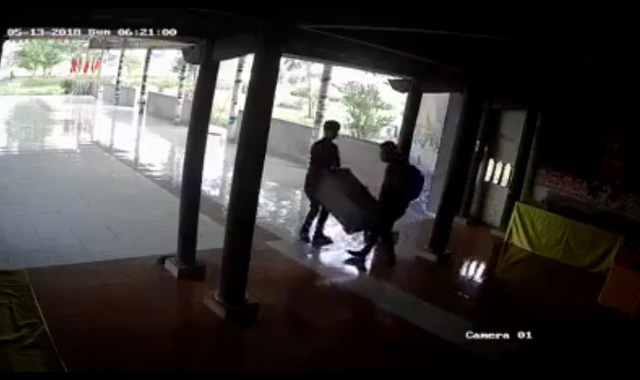 Tin tức - Video: 2 thanh niên táo tợn vào chùa trộm hòm công đức