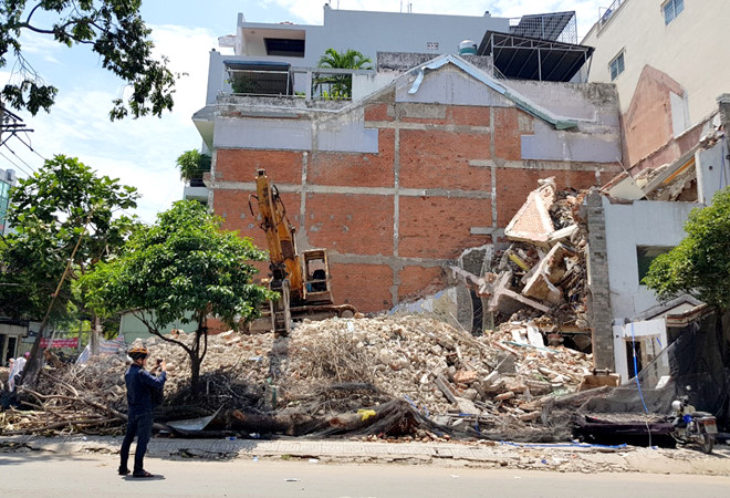 Tin tức - Sập nhà 2 tầng đang tháo dỡ ở Sài Gòn, 1 người tử vong