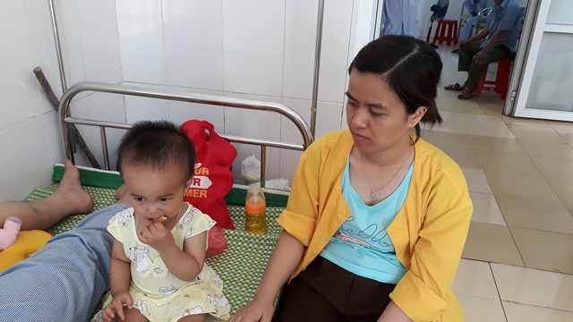 Tin tức - Vụ tàu chở 400 khách lật ở Thanh Hóa: Người mẹ ôm con 1 tuổi lộn nhào theo toa tàu (Hình 2).