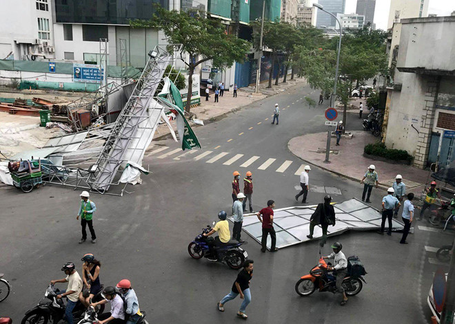 Tin tức - Cây cổ thụ bật gốc đè trúng ô tô trong cơn lốc mạnh ở Sài Gòn (Hình 2).
