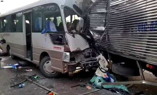 Tin tức - Xe khách đâm nát đầu ô tô tải, 18 người bị thương