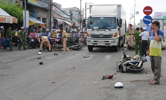 Tin tức - Xe tải tông hàng loạt xe máy, 11 người bị thương (Hình 2).