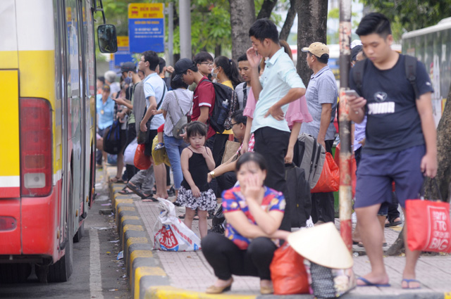 Tin tức - Người dân trở lại Hà Nội sau kỳ nghỉ lễ 2/9, 19h tối cửa ngõ Thủ đô vẫn ùn tắc kéo dài (Hình 4).