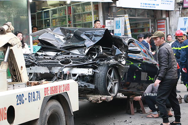 Tin tức - Xe Ford Escape 'điên' gây tai nạn kinh hoàng trên phố Hà Nội, 1 phụ nữ tử vong