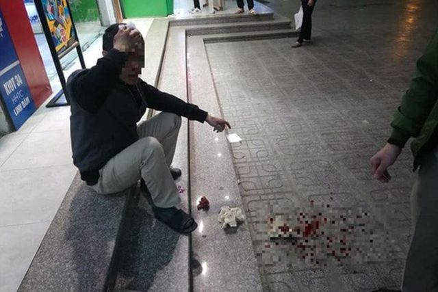 Tin tức - Hà Nội: Ngồi chơi dưới sân chung cư HH Linh Đàm, người đàn ông bị gạch rơi trúng đầu