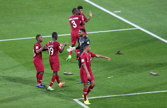 Tin tức - AFC điều tra vụ CĐV UAE ném giày dép vào cầu thủ Qatar tại Asian Cup 2019