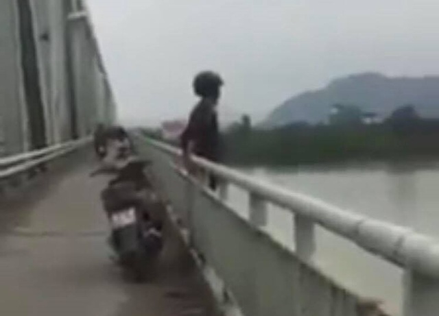 Tin trong nước - Để lại xe máy trên cầu, nam thanh niên nhảy xuống sông Lam tự tử