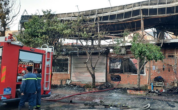 Tin trong nước - Khung cảnh tan hoang tại hiện trường vụ cháy nhà hàng 4 người chết ở Vĩnh Phúc (Hình 3).