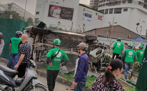 Tin trong nước - Hà Nội: Nữ tài xế điều khiển 'xe điên' vượt đèn đỏ, đâm hàng loạt xe máy ở ngã tư Mai Dịch (Hình 2).