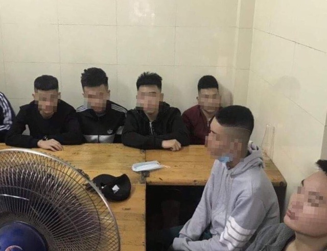 Tin trong nước - Vụ hàng chục thanh, thiếu niên vác hung khí truy sát trên phố Hà Nội: Tạm giữ 4 đối tượng 16-17 tuổi