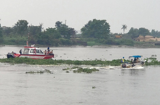 Tin trong nước - Vụ sà lan tông chìm ghe trên sông Sài Gòn: Chồng bơi vào bờ, vợ mất tích