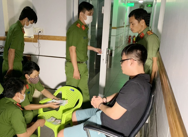 An ninh - Hình sự - Khởi tố 'tú ông' điều gái bán dâm phục vụ khách giá 700.000 đồng ở khách sạn Kim Vân Bình