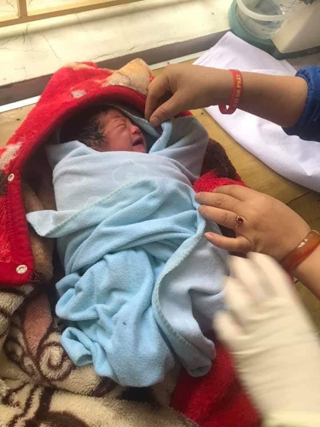 Tin trong nước - Vụ bé sơ sinh bị bỏ rơi trong nhà nghỉ ở Yên Bái: Truy xét camera tìm người phụ nữ bí ẩn