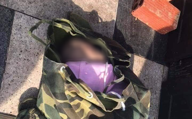 An ninh - Hình sự - Phát hiện cô gái 19 tuổi đeo ba lô chứa thi thể trẻ sơ sinh đang phân hủy