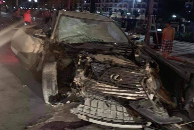 Tin trong nước - Xe Lexus gây tai nạn liên hoàn trên phố đi bộ khiến nữ công an tử vong