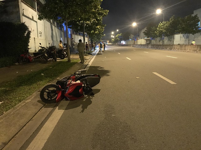 Tin trong nước - Tin tai nạn giao thông mới nhất ngày 12/9/2020: Xe máy trượt dài trên đường ở Sài Gòn, thanh niên tử vong tại chỗ