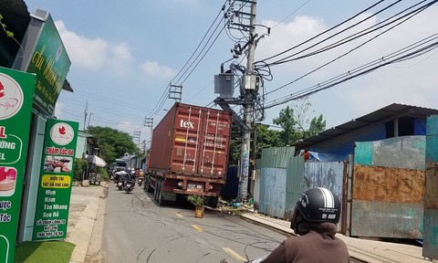 Tin trong nước - Tin tai nạn giao thông mới nhất ngày 12/9/2020: Xe máy trượt dài trên đường ở Sài Gòn, thanh niên tử vong tại chỗ (Hình 2).