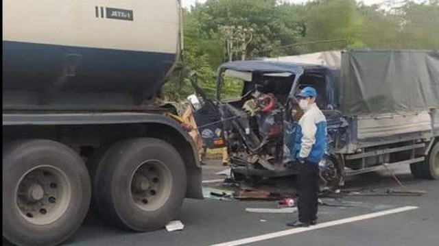 Tin trong nước - Tin tai nạn giao thông ngày 11/1: Húc đuôi container trên cao tốc Hà Nội- Hải Phòng, lái xe tải tử vong