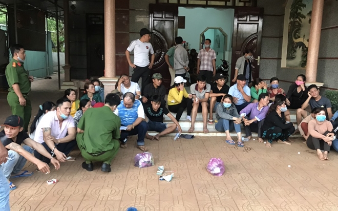 An ninh - Hình sự - Triệt phá đường dây đánh bạc ở Bình Phước: Con bạc tiết lộ 'kiếm tiền để đón Tết'