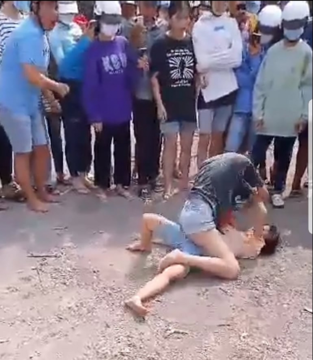 Tìm hiểu nguyên nhân 2 nữ sinh đánh nhau dã man ở Kiên Giang
