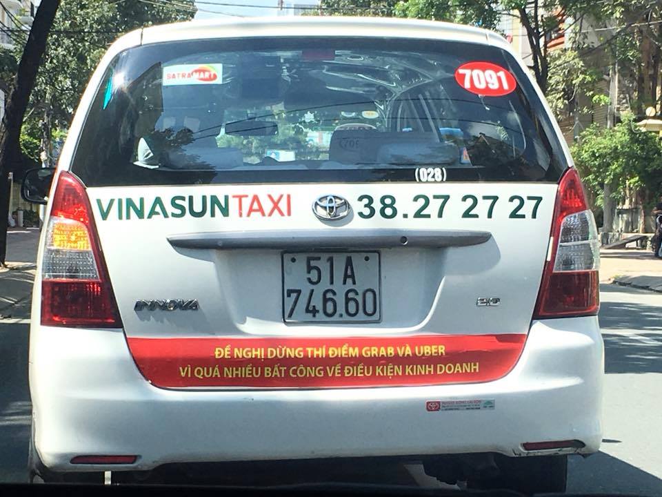 Tin tức - Taxi treo biểu ngữ chống Uber, Grab có phạm luật?