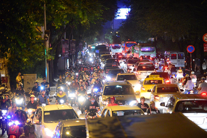 Tin tức - Trung tâm Hà Nội, Sài Gòn kẹt cứng trong đêm Black Friday