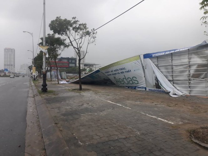 Tin tức - Clip: Gió giật sập cổng chào ở Đà Nẵng (Hình 2).