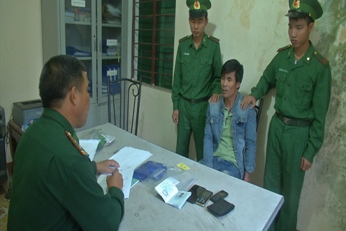 Tin tức - Bắt 2 đối tượng vận chuyển hơn 2.300 viên ma túy từ Lào về Việt Nam