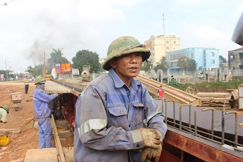 Tin trong nước - Hà Tĩnh: 2 công nhân lao mình xuống sông cứu người đuối nước