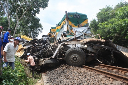Tin trong nước - Tàu hỏa tông xe tải, 2 người chết: Đình chỉ nhân viên gác chắn