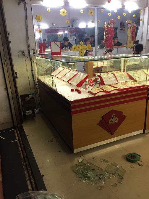 An ninh - Hình sự - Bắt nghi phạm đập tủ kính cướp tiệm vàng ở Đà Nẵng