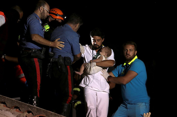 Tin thế giới - Cứu 3 anh em ruột trong đống đổ nát sau trận động đất ở Ý