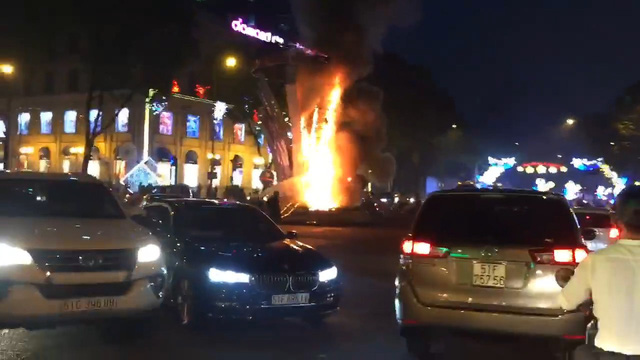 Tin tức - Clip: Đèn trang trí Tết ở trung tâm Sài Gòn bất ngờ bốc cháy ngùn ngụt