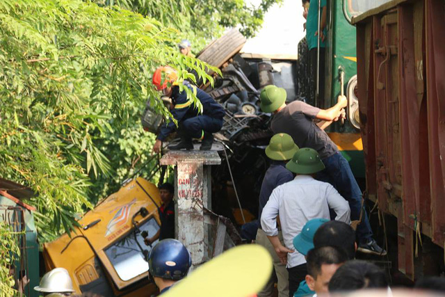 Tin tức - Hà Nội: Xe tải chở 5 người bị tàu hỏa đâm biến dạng, kéo lê cả chục mét