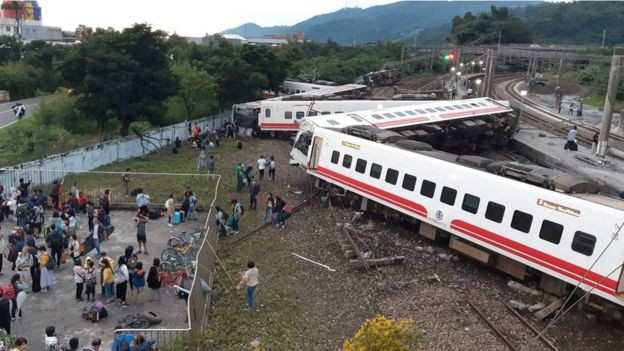 Tin tức - Vụ tàu hỏa trật đường ray ở Đài Loan: 8 người trong một gia đình thiệt mạng