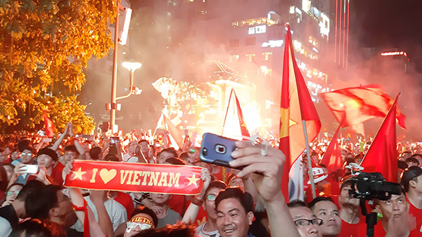 Tin tức - Cổ động viên cả nước đổ ra đường ăn mừng tuyển Việt Nam vô địch AFF Cup 2018 sau 10 năm chờ đợi (Hình 2).
