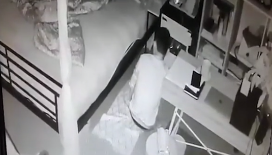Tin tức - Video: Trộm mò vào tận giường ngủ cựu người mẫu 'cuỗm' iPhone XS