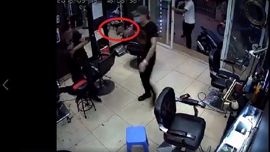 Tin tức - Hà Nội: Điều tra nghi án nổ súng tại quán cắt tóc, 1 người bị thương