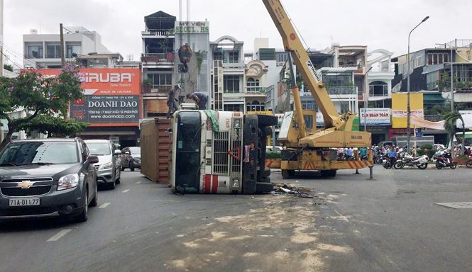 Tin tức - Lật xe container, giao thông cửa ngõ Tân Sơn Nhất hỗn loạn