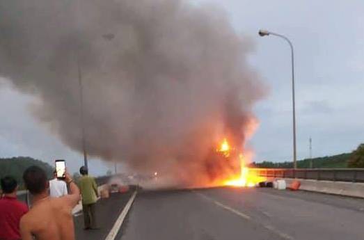 Tin tức - Tin tai nạn giao thông mới nhất ngày 19/7/2018: Xe giường nằm chở 40 hành khách cháy rụi khi đang chạy
