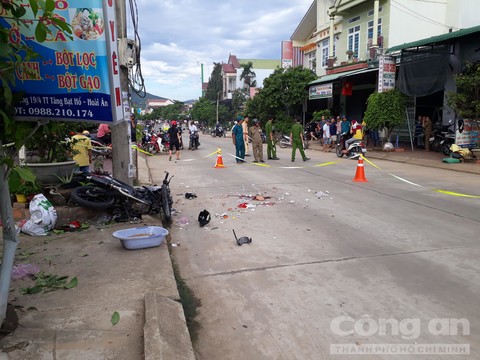 Tin tức - Tin tai nạn giao thông mới nhất ngày 25/7/2018: Chạy trốn CSGT, 2 cô gái đi xe máy tông người đi đường (Hình 2).