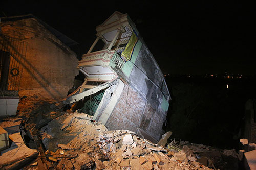 Tin tức - 9 ngôi nhà đổ sụp xuống sông Đà: Trong phút chốc đồ đạc, tài sản chôn vùi dưới đất