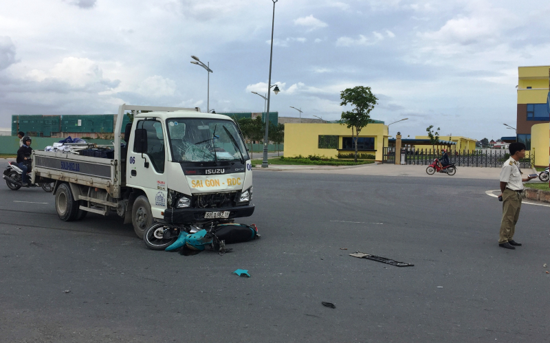 Tin tức - Tin tai nạn giao thông mới nhất ngày 27/8/2018: 2 người văng ra đường tử vong sau cú va xe tải cực mạnh
