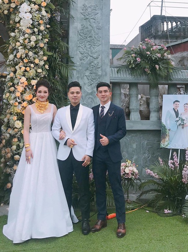 Tin tức - Hé lộ danh tính cô dâu đeo vàng trĩu cổ, tổ chức đám cưới trong lâu đài ở Nam Định